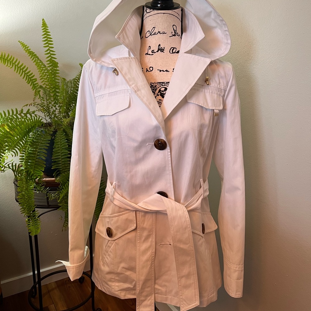 Ellen Tracy Classic Raincoat with belt and hood